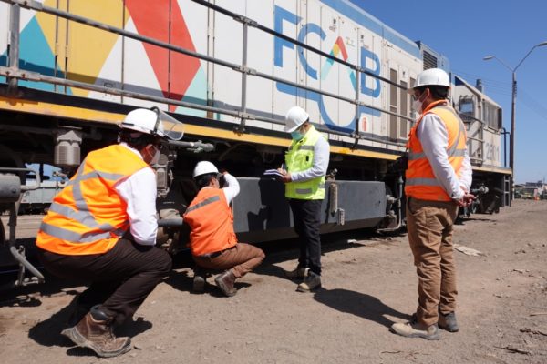 Expertos Internacionales en locomotoras de hidrógeno evaluaron en terreno el proyecto de FCAB