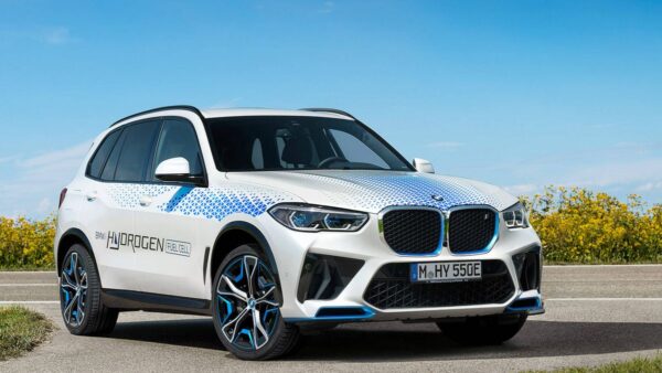 BMW Group lleva los coches de hidrógeno a la carretera: lanzamiento de la flota piloto de BMW iX5 Hydrogen.
